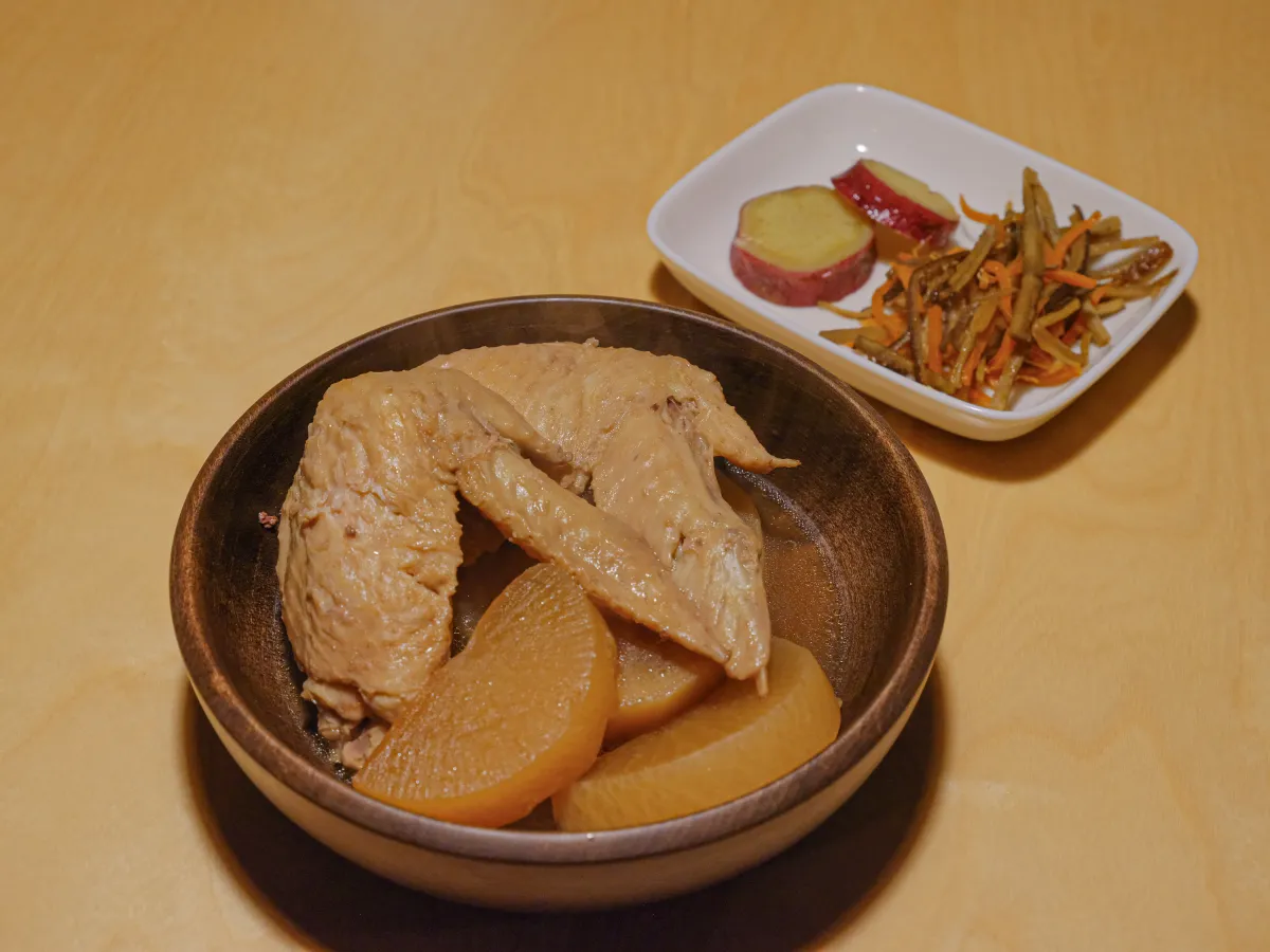 鶏肉と大根、ねぎを煮込んだ家庭料理