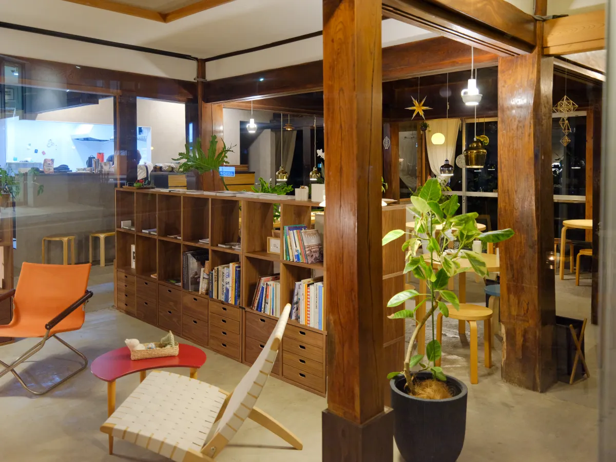 建築とインテリアの本が並ぶ書棚