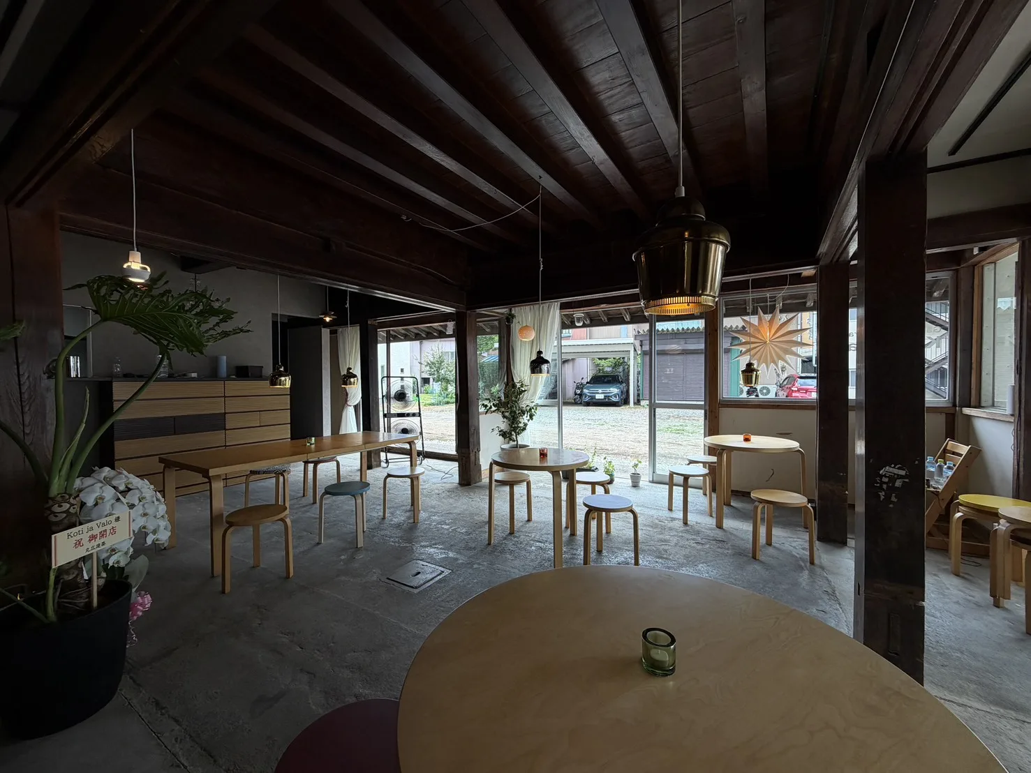 窓辺に光が差し込む Koti ja Valo の店内